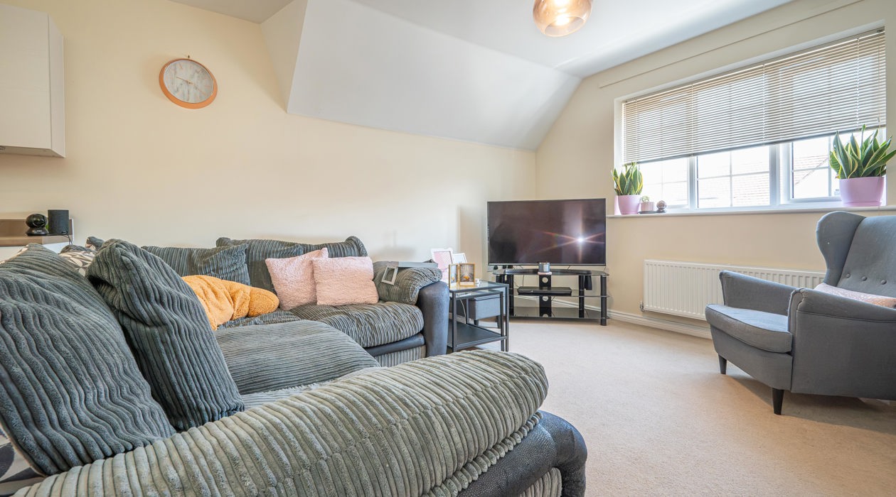 MARK MOFFATT PROPERTY EXPERTS FLAT 6 21 JASMINE SQUARE WOODLEY READING 2 BED 1ST FLOOR FLAT FOR SALE 012