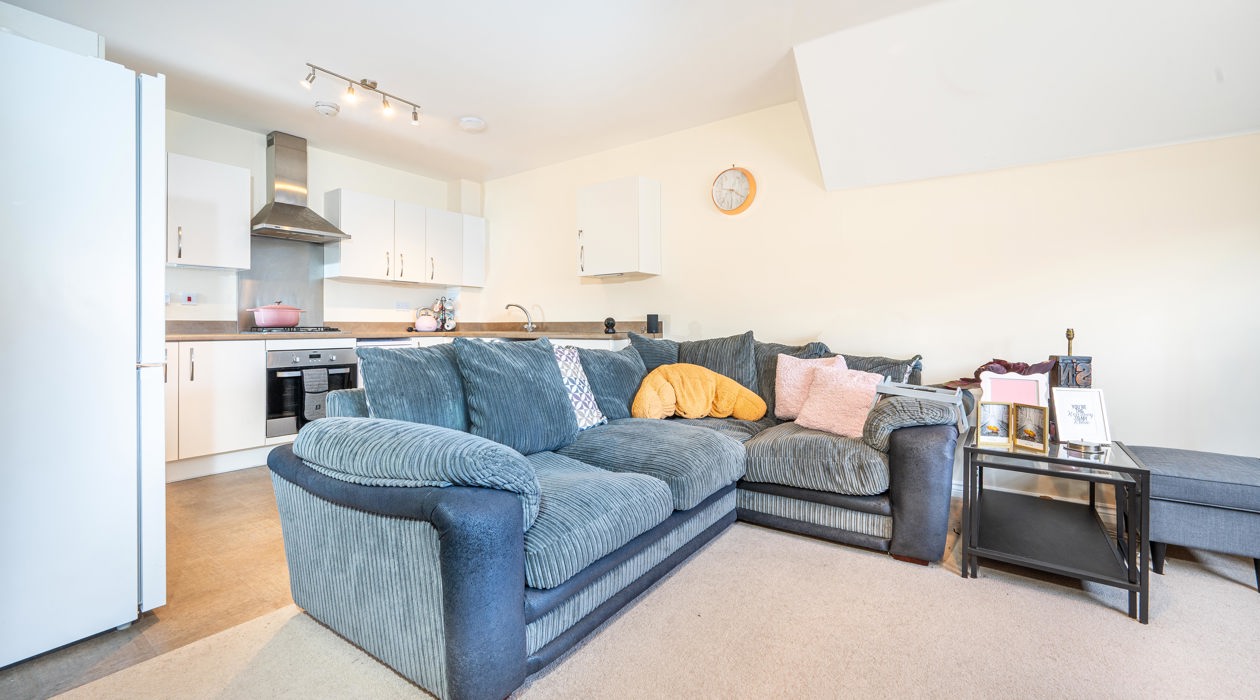 MARK MOFFATT PROPERTY EXPERTS FLAT 6 21 JASMINE SQUARE WOODLEY READING 2 BED 1ST FLOOR FLAT FOR SALE 011