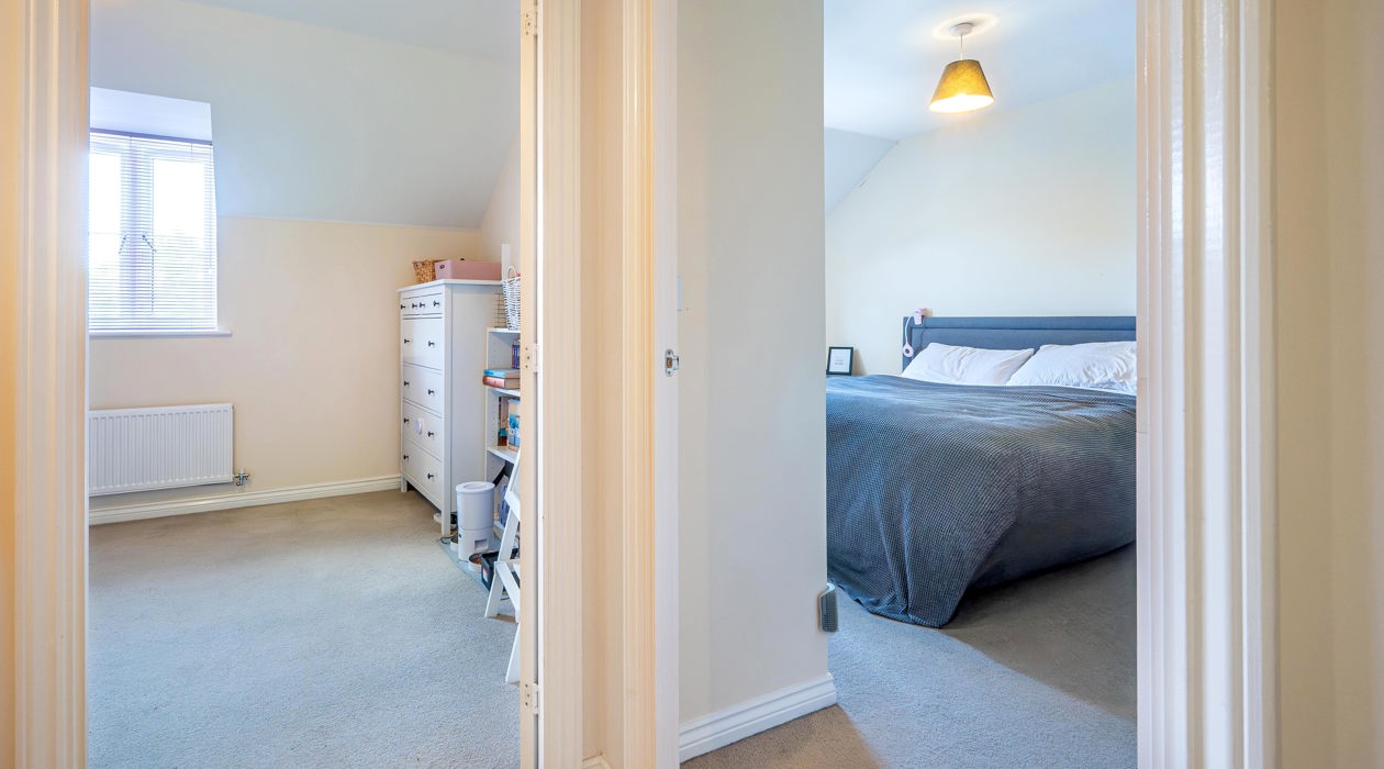 MARK MOFFATT PROPERTY EXPERTS FLAT 6 21 JASMINE SQUARE WOODLEY READING 2 BED 1ST FLOOR FLAT FOR SALE 025