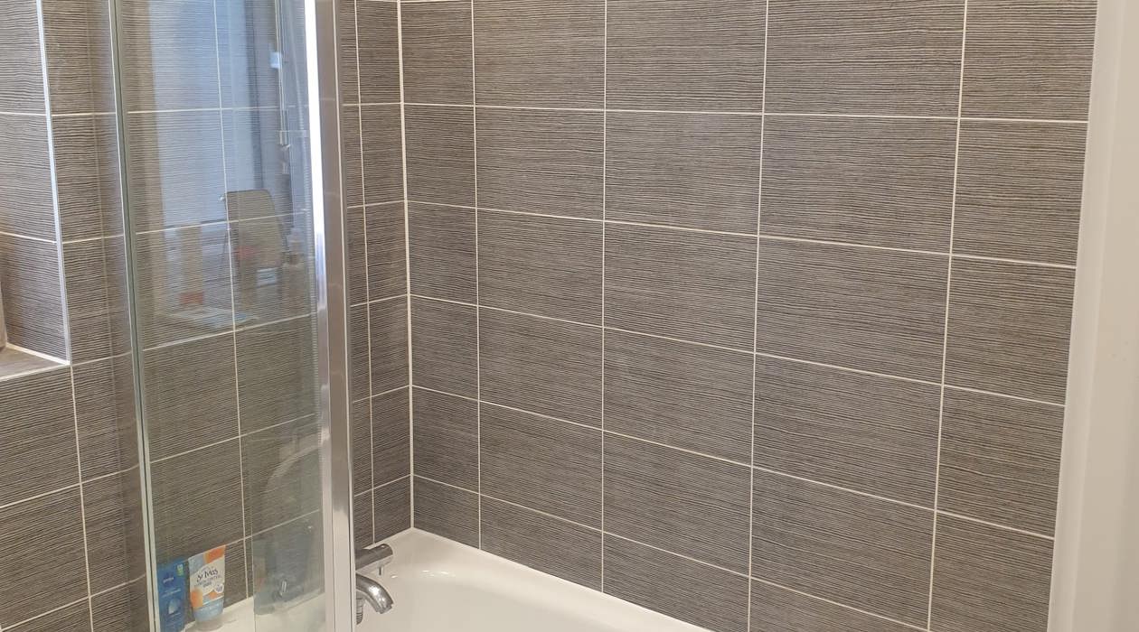 Family Bathroom (4)