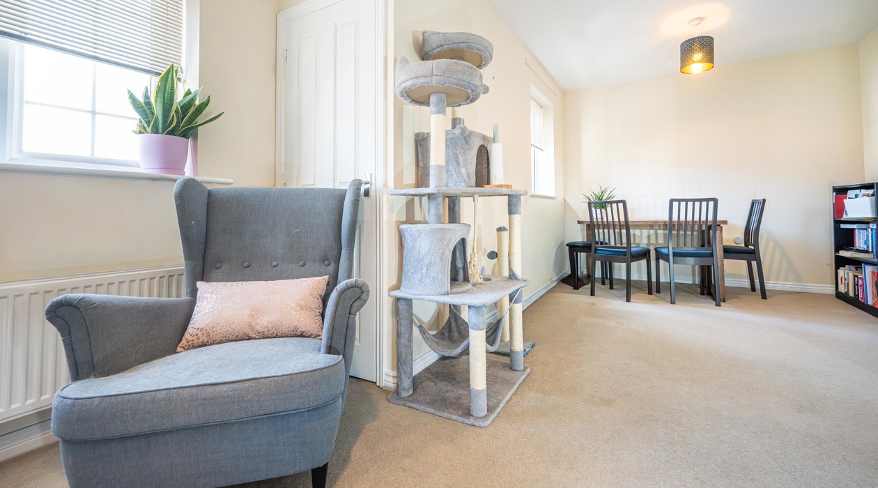 MARK MOFFATT PROPERTY EXPERTS FLAT 6 21 JASMINE SQUARE WOODLEY READING 2 BED 1ST FLOOR FLAT FOR SALE 014
