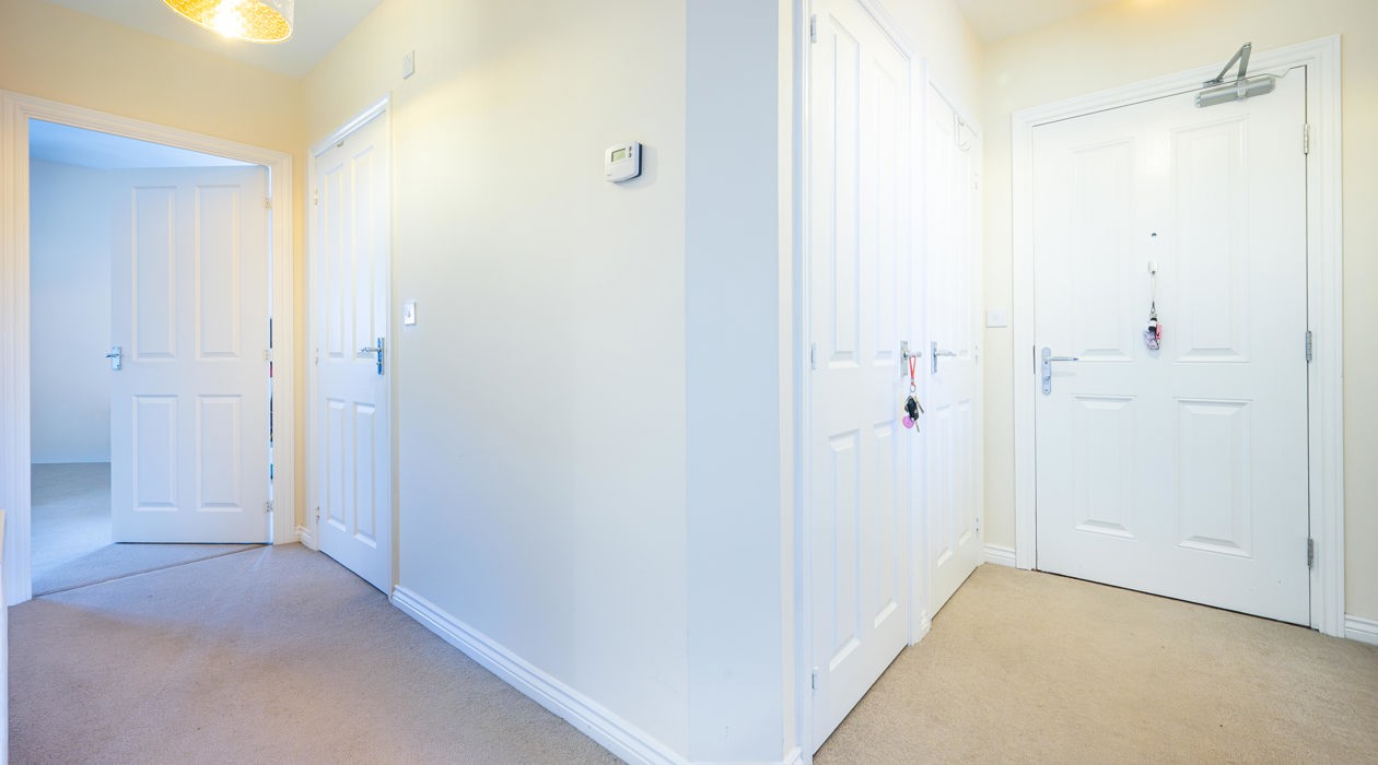 MARK MOFFATT PROPERTY EXPERTS FLAT 6 21 JASMINE SQUARE WOODLEY READING 2 BED 1ST FLOOR FLAT FOR SALE 009