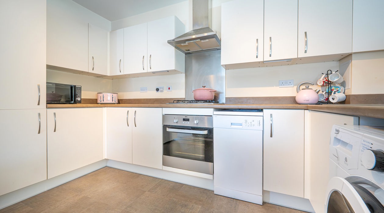 MARK MOFFATT PROPERTY EXPERTS FLAT 6 21 JASMINE SQUARE WOODLEY READING 2 BED 1ST FLOOR FLAT FOR SALE 021
