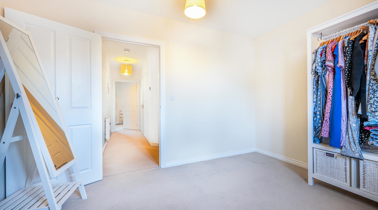 MARK MOFFATT PROPERTY EXPERTS FLAT 6 21 JASMINE SQUARE WOODLEY READING 2 BED 1ST FLOOR FLAT FOR SALE 030