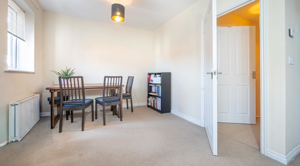 MARK MOFFATT PROPERTY EXPERTS FLAT 6 21 JASMINE SQUARE WOODLEY READING 2 BED 1ST FLOOR FLAT FOR SALE 016