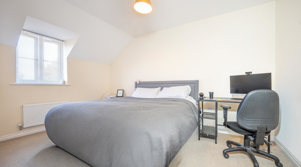 MARK MOFFATT PROPERTY EXPERTS FLAT 6 21 JASMINE SQUARE WOODLEY READING 2 BED 1ST FLOOR FLAT FOR SALE 027