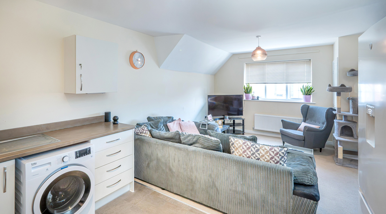 MARK MOFFATT PROPERTY EXPERTS FLAT 6 21 JASMINE SQUARE WOODLEY READING 2 BED 1ST FLOOR FLAT FOR SALE 024