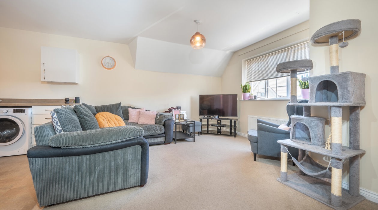 MARK MOFFATT PROPERTY EXPERTS FLAT 6 21 JASMINE SQUARE WOODLEY READING 2 BED 1ST FLOOR FLAT FOR SALE 013