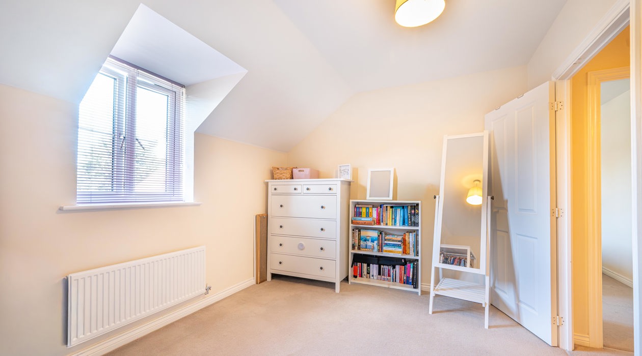 MARK MOFFATT PROPERTY EXPERTS FLAT 6 21 JASMINE SQUARE WOODLEY READING 2 BED 1ST FLOOR FLAT FOR SALE 031