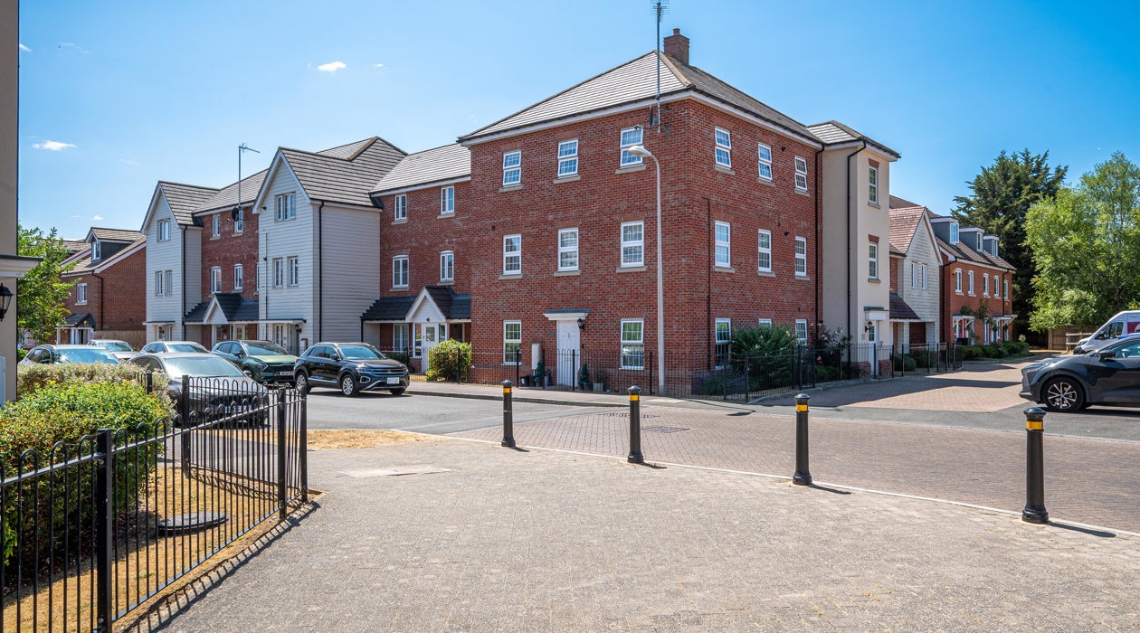 MARK MOFFATT PROPERTY EXPERTS FLAT 6 21 JASMINE SQUARE WOODLEY READING 2 BED 1ST FLOOR FLAT FOR SALE 003