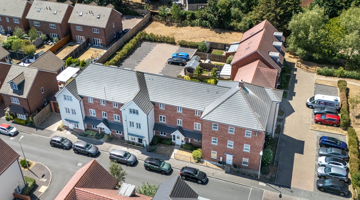 MARK MOFFATT PROPERTY EXPERTS FLAT 6 21 JASMINE SQUARE WOODLEY READING 2 BED 1ST FLOOR FLAT FOR SALE 001