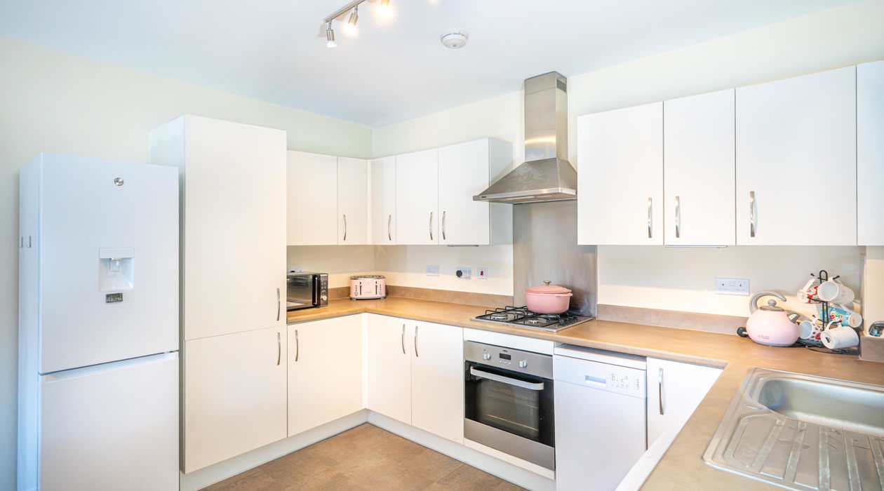 MARK MOFFATT PROPERTY EXPERTS FLAT 6 21 JASMINE SQUARE WOODLEY READING 2 BED 1ST FLOOR FLAT FOR SALE 019