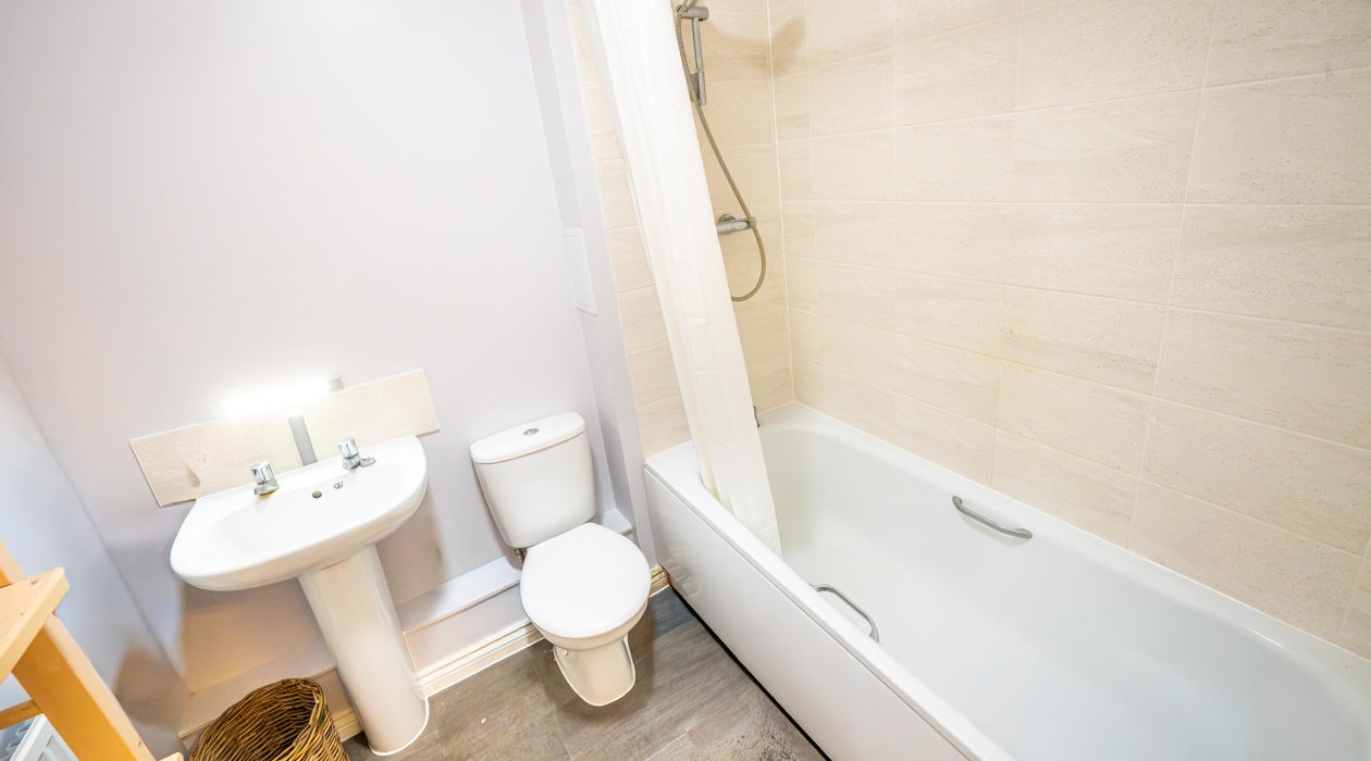 MARK MOFFATT PROPERTY EXPERTS FLAT 6 21 JASMINE SQUARE WOODLEY READING 2 BED 1ST FLOOR FLAT FOR SALE 034