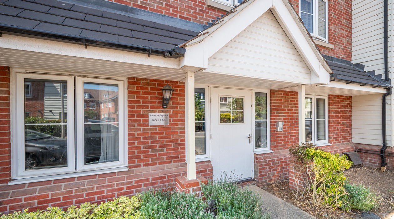 MARK MOFFATT PROPERTY EXPERTS FLAT 6 21 JASMINE SQUARE WOODLEY READING 2 BED 1ST FLOOR FLAT FOR SALE 005