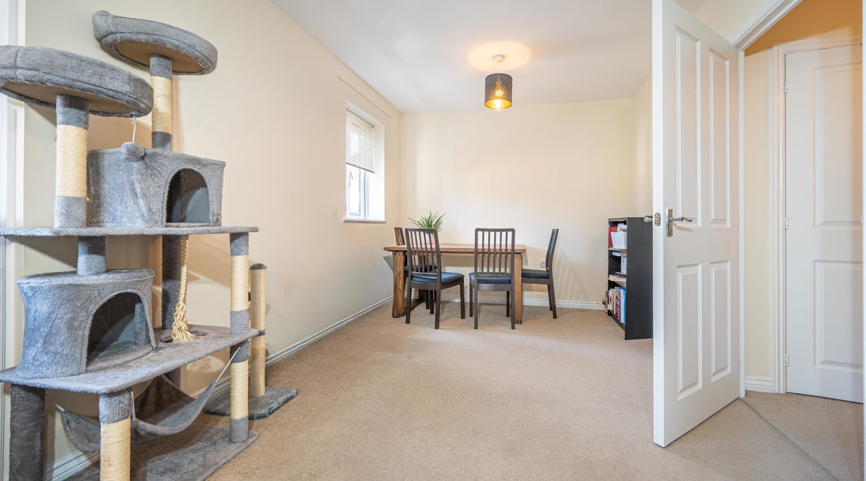 MARK MOFFATT PROPERTY EXPERTS FLAT 6 21 JASMINE SQUARE WOODLEY READING 2 BED 1ST FLOOR FLAT FOR SALE 015