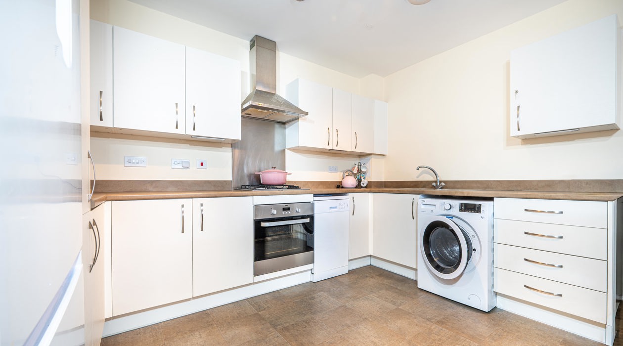 MARK MOFFATT PROPERTY EXPERTS FLAT 6 21 JASMINE SQUARE WOODLEY READING 2 BED 1ST FLOOR FLAT FOR SALE 018