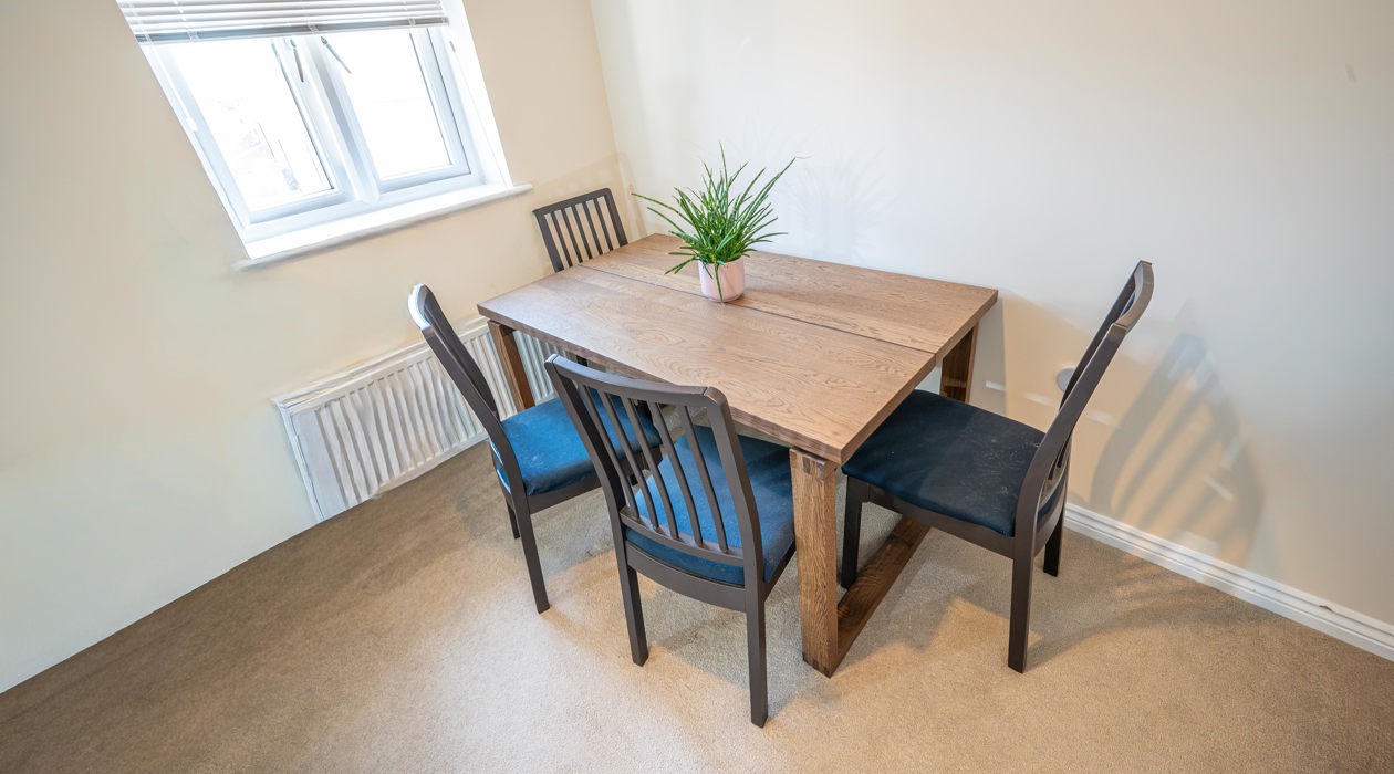 MARK MOFFATT PROPERTY EXPERTS FLAT 6 21 JASMINE SQUARE WOODLEY READING 2 BED 1ST FLOOR FLAT FOR SALE 017