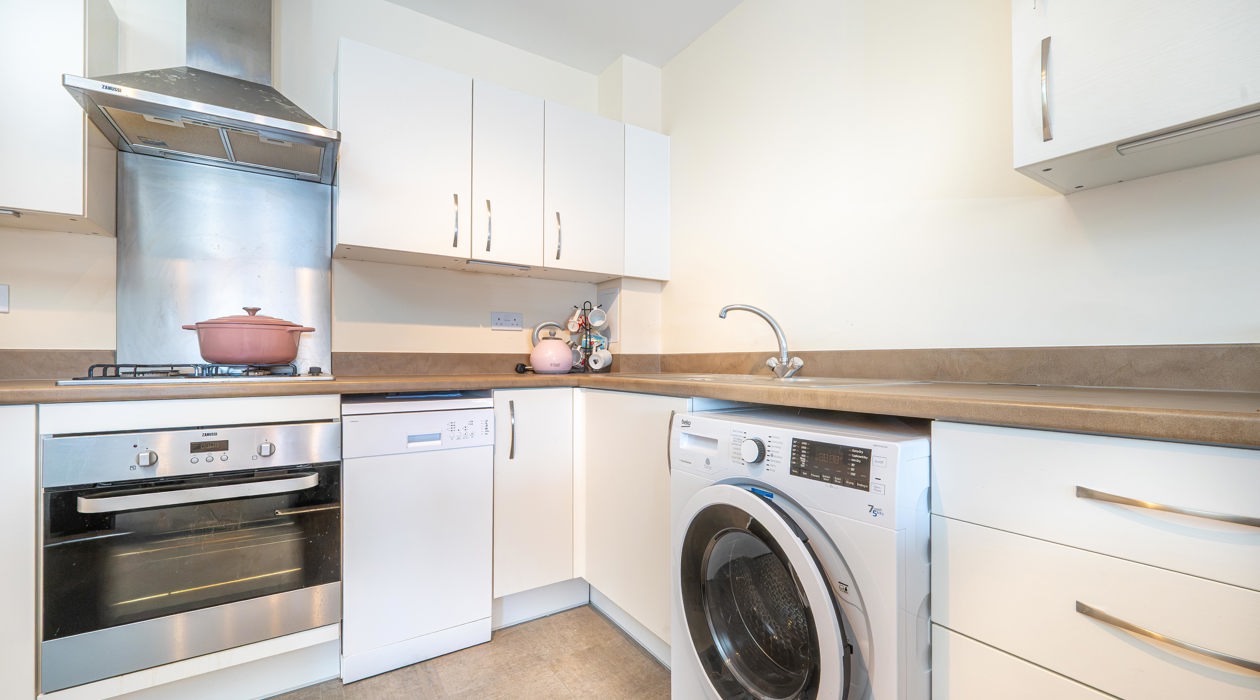 MARK MOFFATT PROPERTY EXPERTS FLAT 6 21 JASMINE SQUARE WOODLEY READING 2 BED 1ST FLOOR FLAT FOR SALE 023