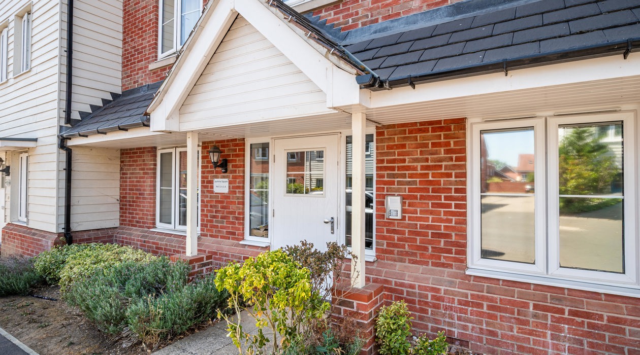 MARK MOFFATT PROPERTY EXPERTS FLAT 6 21 JASMINE SQUARE WOODLEY READING 2 BED 1ST FLOOR FLAT FOR SALE 004