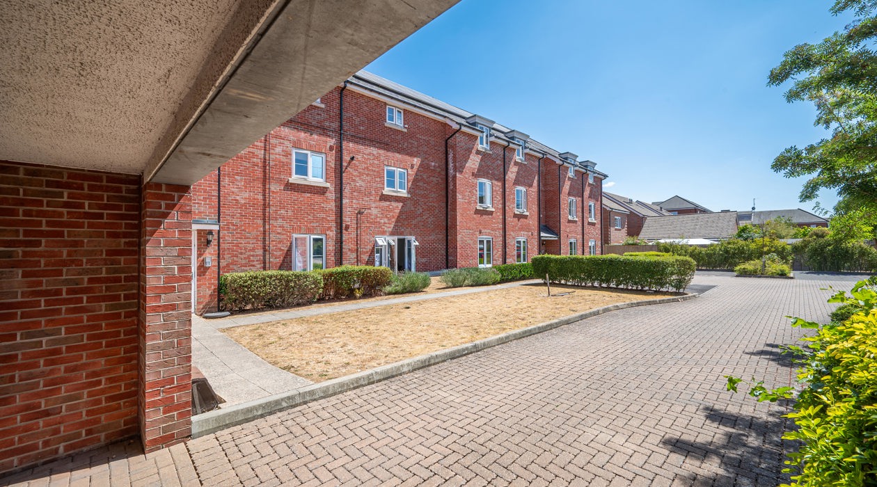 MARK MOFFATT PROPERTY EXPERTS FLAT 6 21 JASMINE SQUARE WOODLEY READING 2 BED 1ST FLOOR FLAT FOR SALE 007