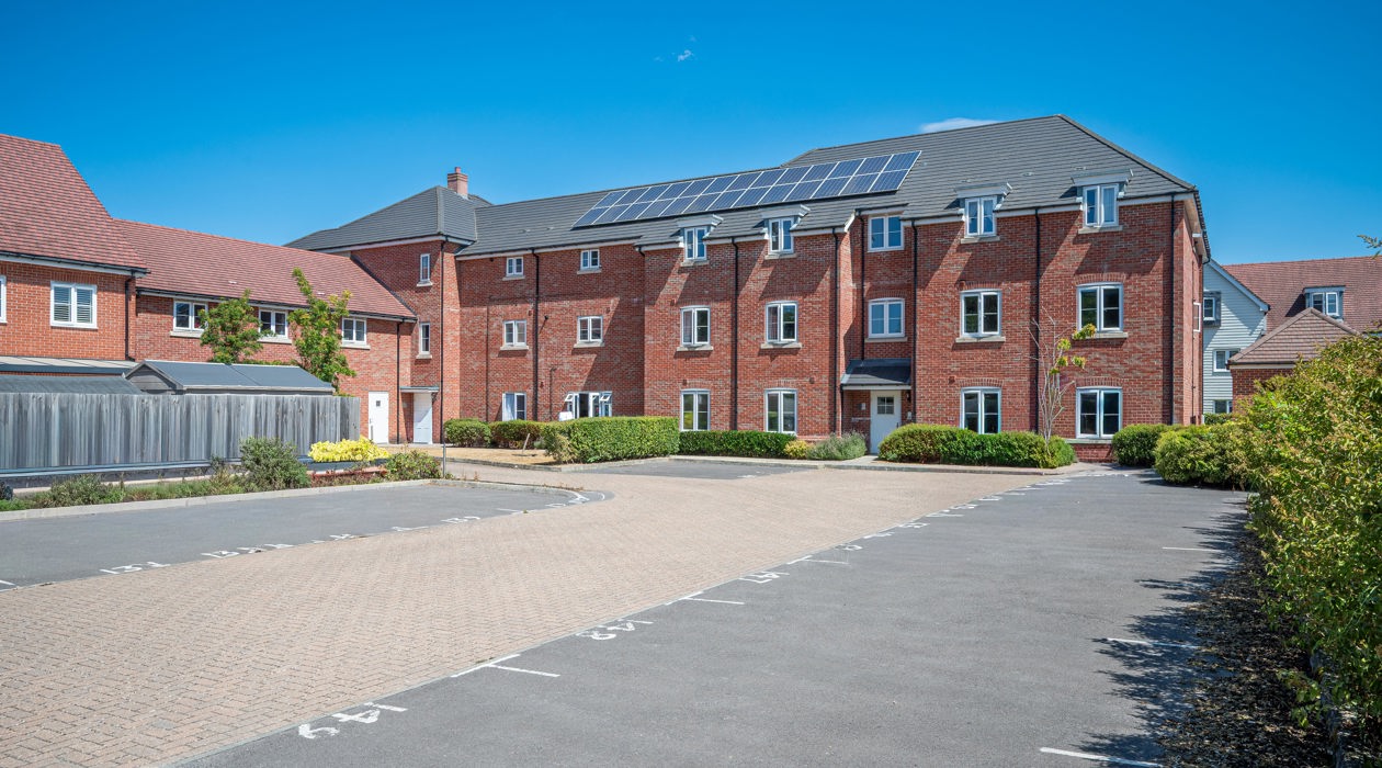 MARK MOFFATT PROPERTY EXPERTS FLAT 6 21 JASMINE SQUARE WOODLEY READING 2 BED 1ST FLOOR FLAT FOR SALE 008