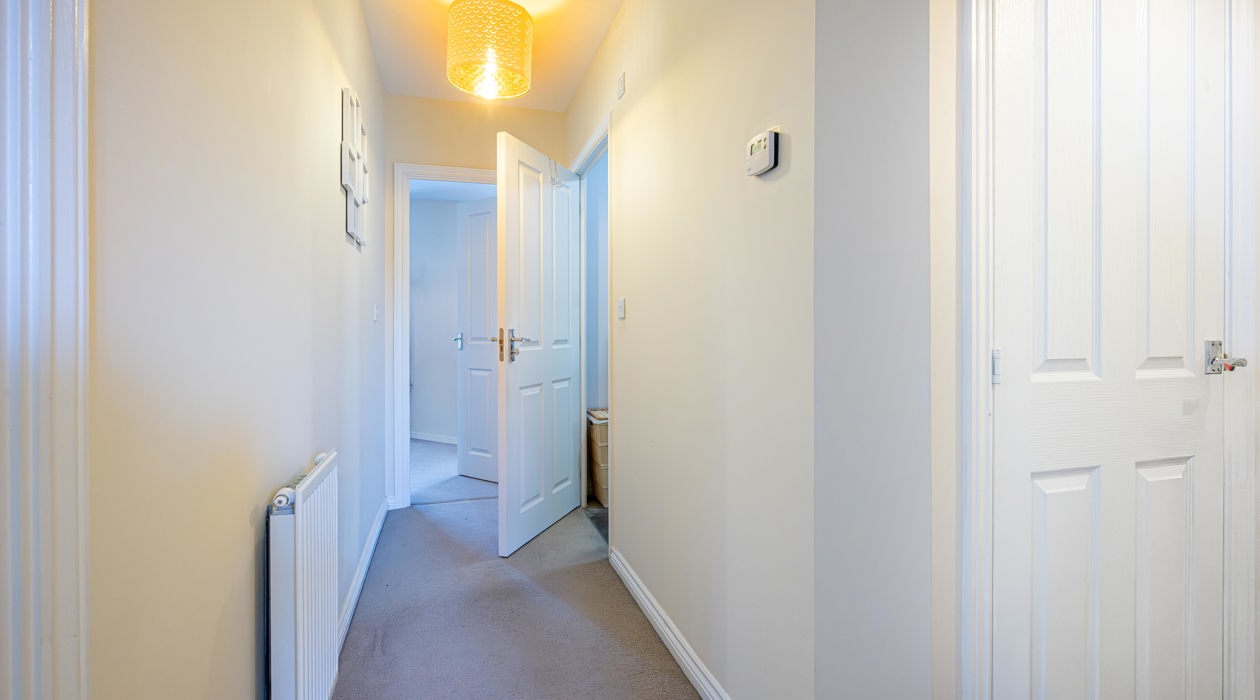 MARK MOFFATT PROPERTY EXPERTS FLAT 6 21 JASMINE SQUARE WOODLEY READING 2 BED 1ST FLOOR FLAT FOR SALE 010
