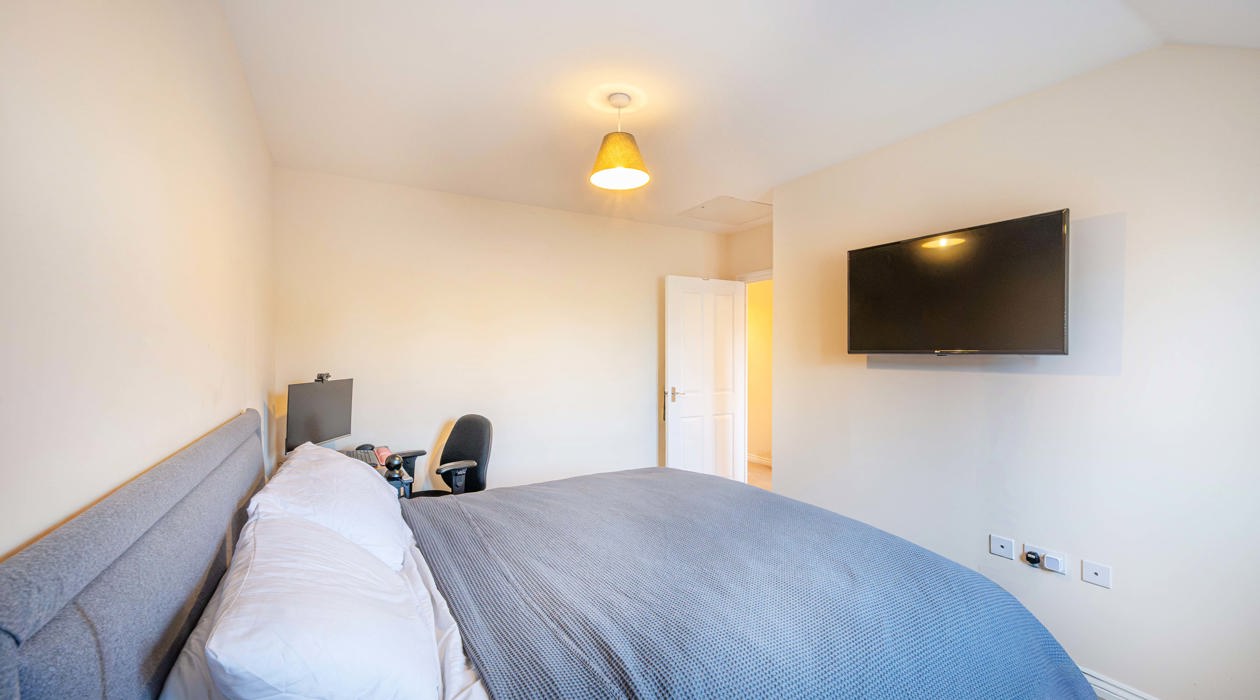 MARK MOFFATT PROPERTY EXPERTS FLAT 6 21 JASMINE SQUARE WOODLEY READING 2 BED 1ST FLOOR FLAT FOR SALE 028