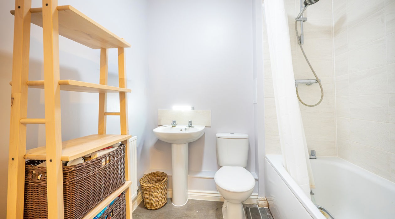 MARK MOFFATT PROPERTY EXPERTS FLAT 6 21 JASMINE SQUARE WOODLEY READING 2 BED 1ST FLOOR FLAT FOR SALE 033