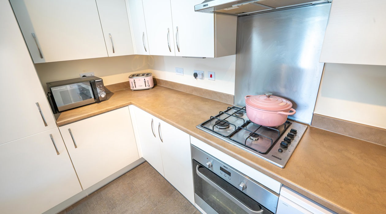 MARK MOFFATT PROPERTY EXPERTS FLAT 6 21 JASMINE SQUARE WOODLEY READING 2 BED 1ST FLOOR FLAT FOR SALE 022