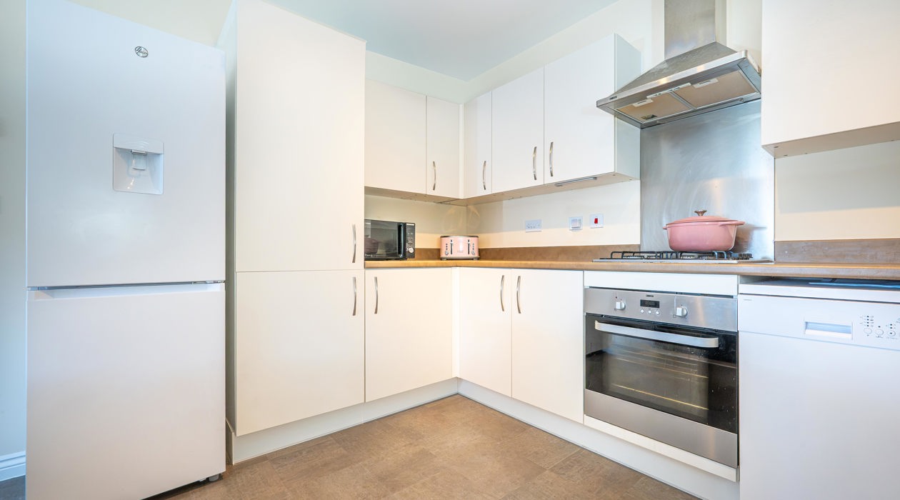 MARK MOFFATT PROPERTY EXPERTS FLAT 6 21 JASMINE SQUARE WOODLEY READING 2 BED 1ST FLOOR FLAT FOR SALE 020